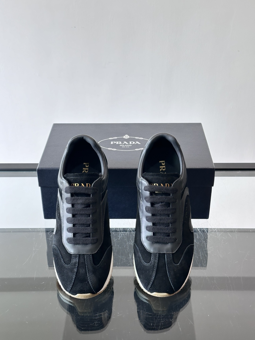 👟Prada这款拼接运动鞋，采用麂皮➕牛革，简约又有质感。侧面Logo超有辨识度✨，厚底橡胶鞋底，穿着舒