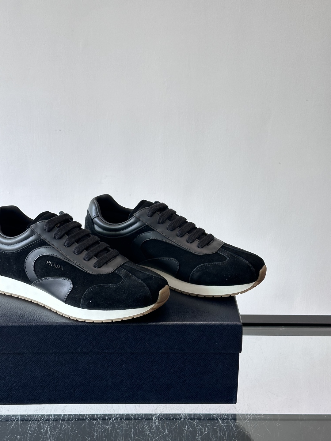 👟Prada这款拼接运动鞋，采用麂皮➕牛革，简约又有质感。侧面Logo超有辨识度✨，厚底橡胶鞋底，穿着舒