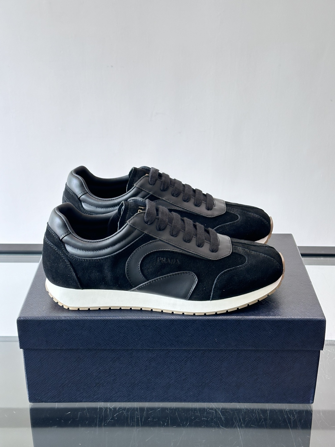 👟Prada这款拼接运动鞋，采用麂皮➕牛革，简约又有质感。侧面Logo超有辨识度✨，厚底橡胶鞋底，穿着舒