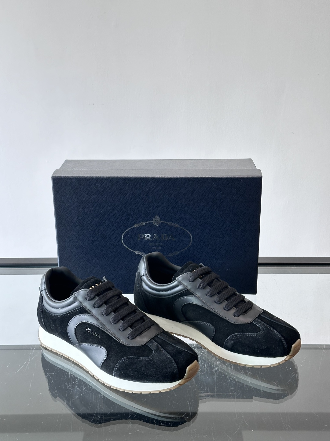 👟Prada这款拼接运动鞋，采用麂皮➕牛革，简约又有质感。侧面Logo超有辨识度✨，厚底橡胶鞋底，穿着舒