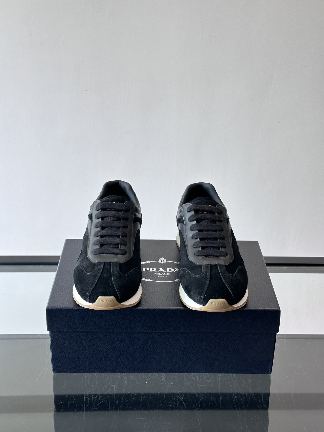 👟Prada这款拼接运动鞋，采用麂皮➕牛革，简约又有质感。侧面Logo超有辨识度✨，厚底橡胶鞋底，穿着舒