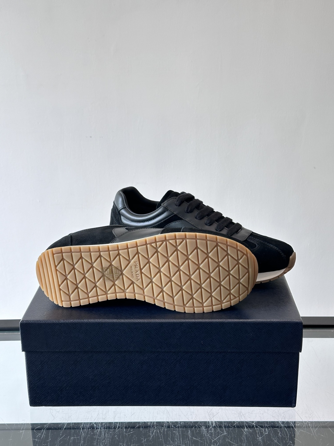 👟Prada这款拼接运动鞋，采用麂皮➕牛革，简约又有质感。侧面Logo超有辨识度✨，厚底橡胶鞋底，穿着舒