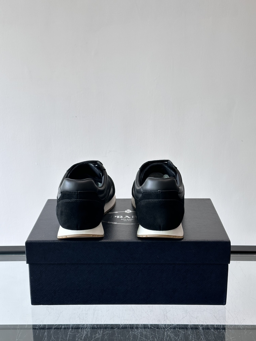 👟Prada这款拼接运动鞋，采用麂皮➕牛革，简约又有质感。侧面Logo超有辨识度✨，厚底橡胶鞋底，穿着舒