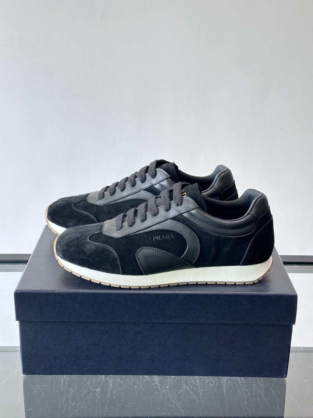 👟Prada这款拼接运动鞋，采用麂皮➕牛革，简约又有质感。侧面Logo超有辨识度✨，厚底橡胶鞋底，穿着舒