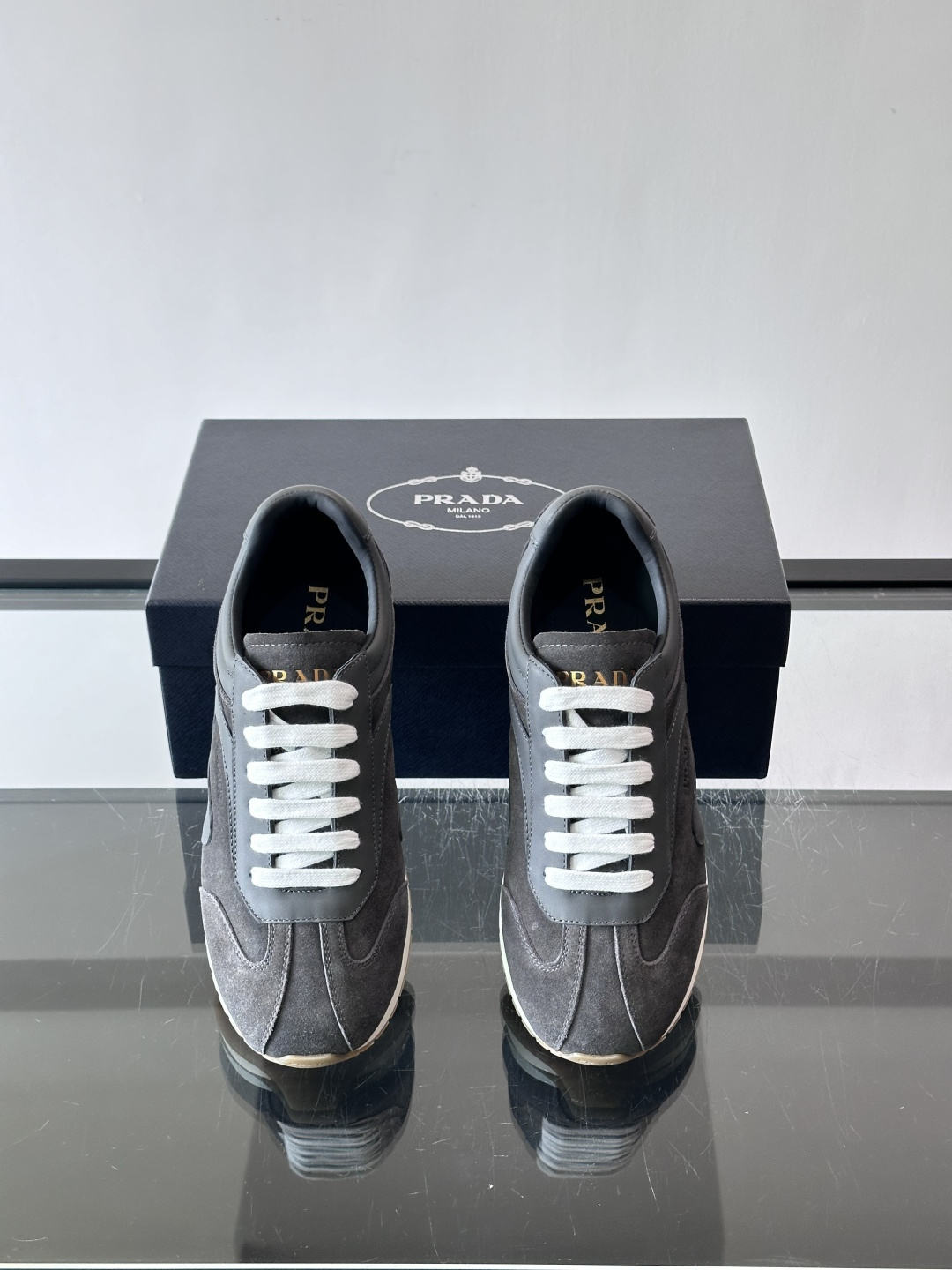 👟Prada这款拼接运动鞋，采用麂皮➕牛革，简约又有质感。侧面Logo超有辨识度✨，厚底橡胶鞋底，穿着舒