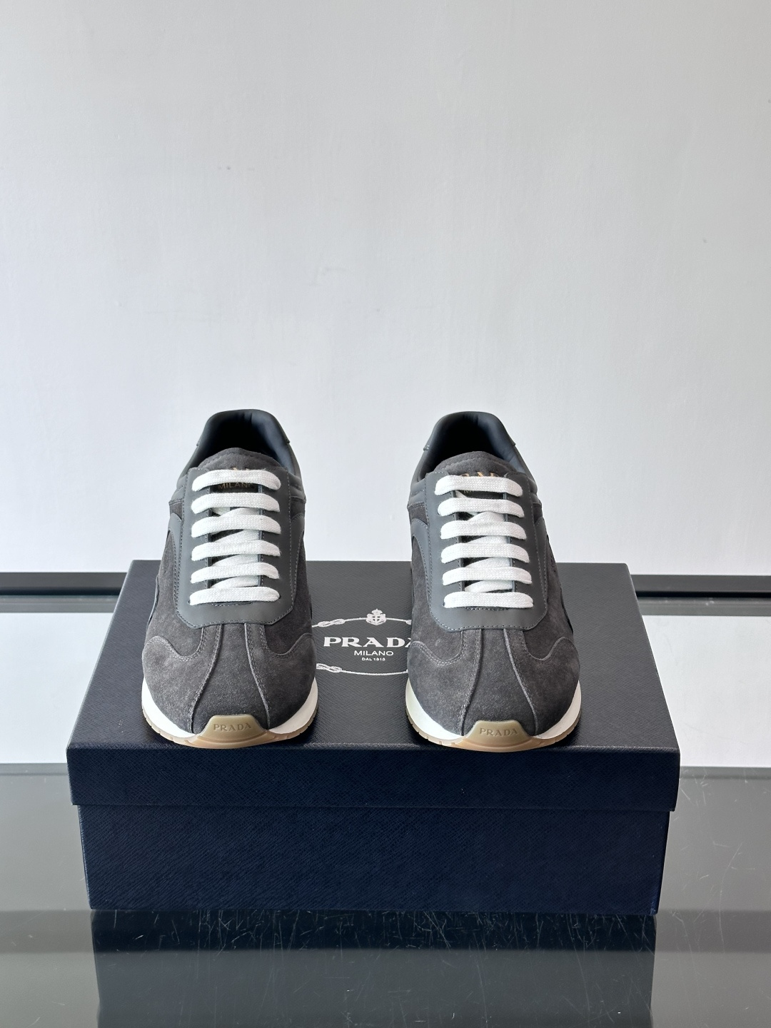 👟Prada这款拼接运动鞋，采用麂皮➕牛革，简约又有质感。侧面Logo超有辨识度✨，厚底橡胶鞋底，穿着舒