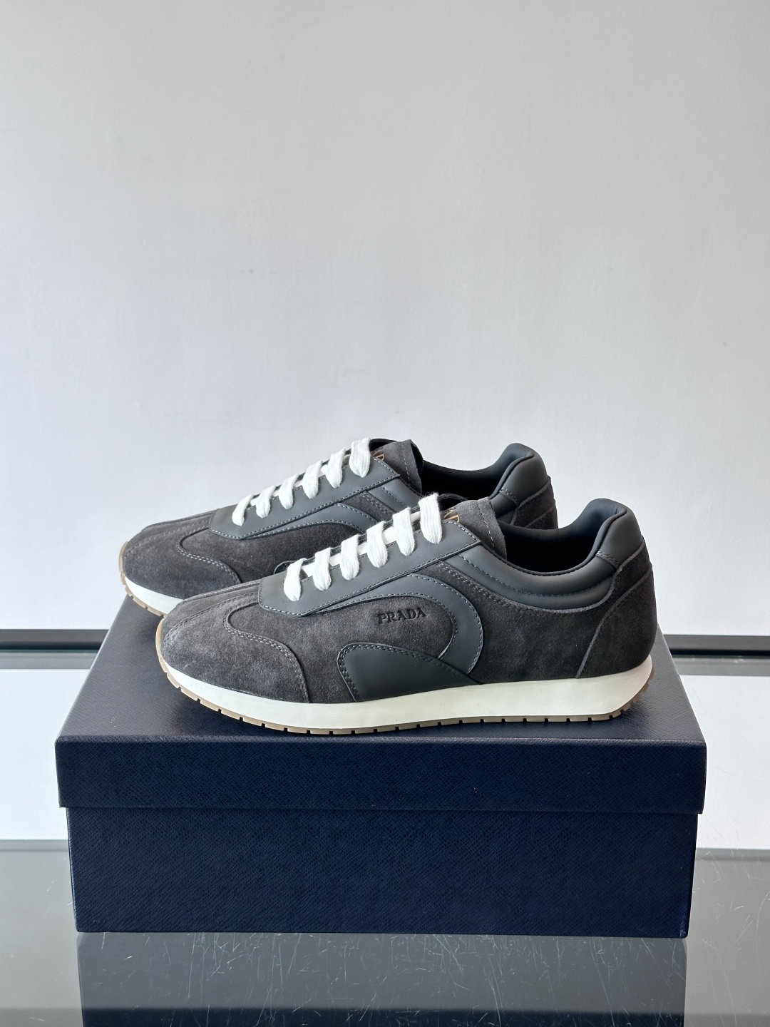 👟Prada这款拼接运动鞋，采用麂皮➕牛革，简约又有质感。侧面Logo超有辨识度✨，厚底橡胶鞋底，穿着舒