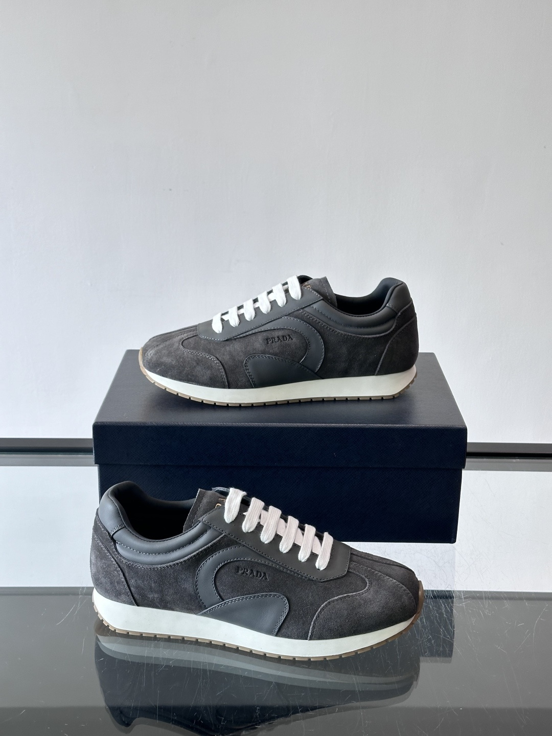 👟Prada这款拼接运动鞋，采用麂皮➕牛革，简约又有质感。侧面Logo超有辨识度✨，厚底橡胶鞋底，穿着舒