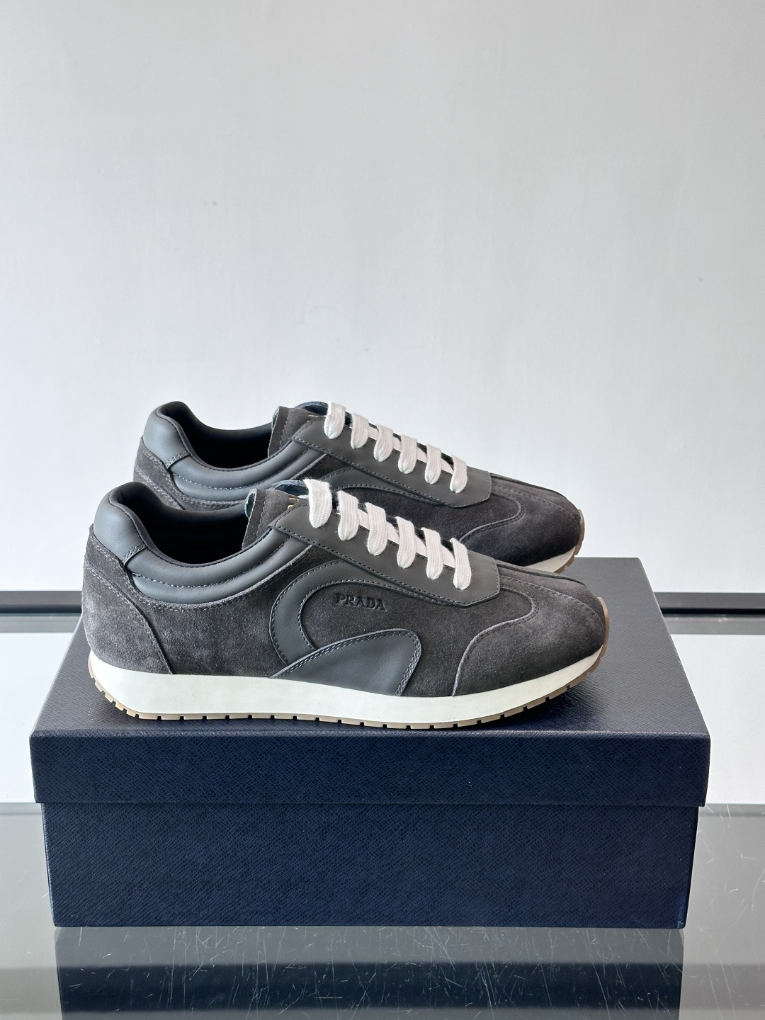 👟Prada这款拼接运动鞋，采用麂皮➕牛革，简约又有质感。侧面Logo超有辨识度✨，厚底橡胶鞋底，穿着舒