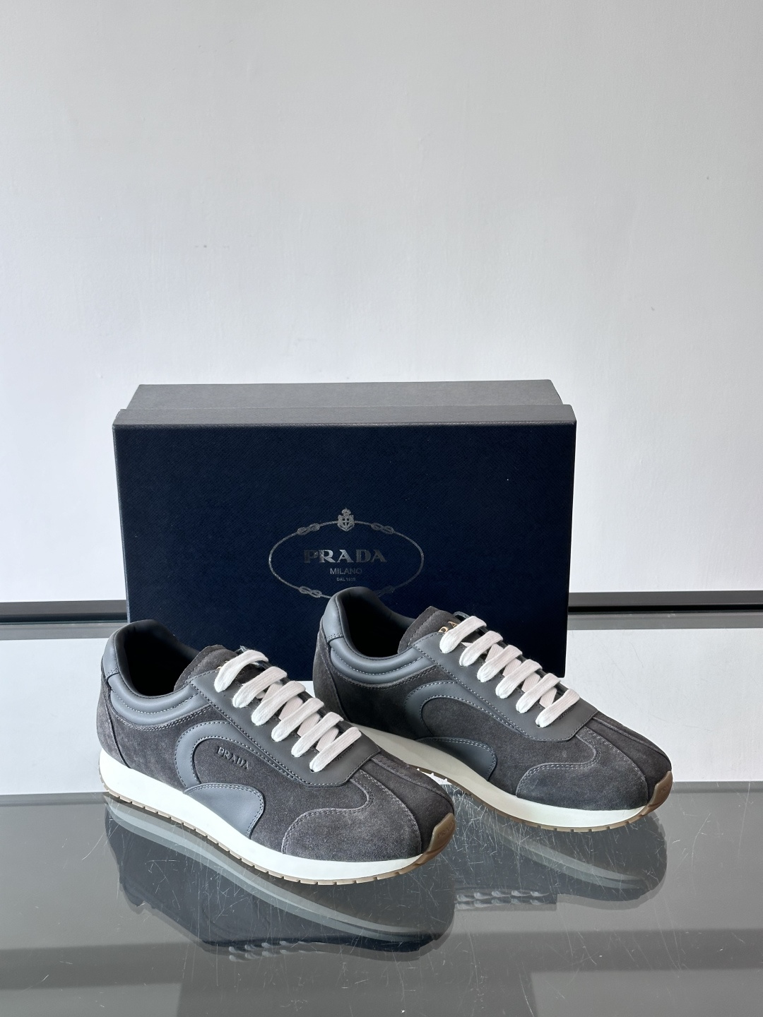 👟Prada这款拼接运动鞋，采用麂皮➕牛革，简约又有质感。侧面Logo超有辨识度✨，厚底橡胶鞋底，穿着舒