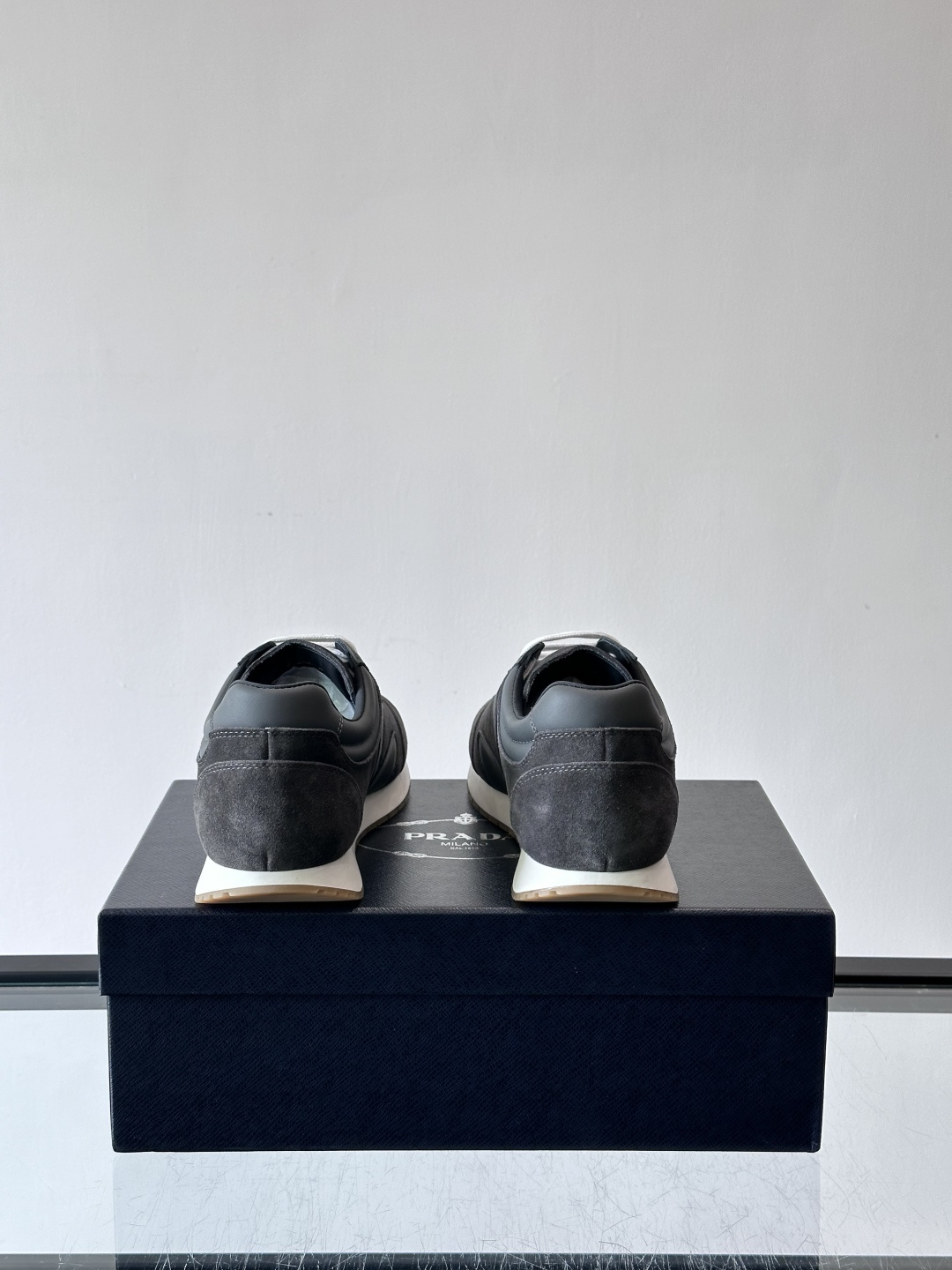👟Prada这款拼接运动鞋，采用麂皮➕牛革，简约又有质感。侧面Logo超有辨识度✨，厚底橡胶鞋底，穿着舒