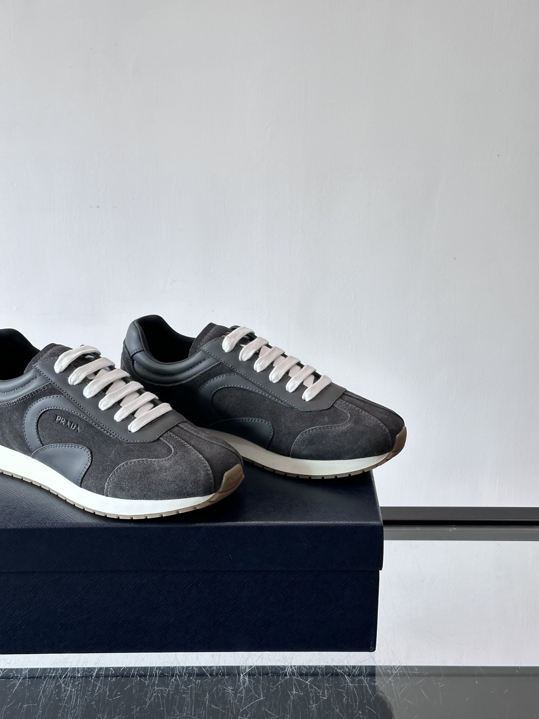 👟Prada这款拼接运动鞋，采用麂皮➕牛革，简约又有质感。侧面Logo超有辨识度✨，厚底橡胶鞋底，穿着舒