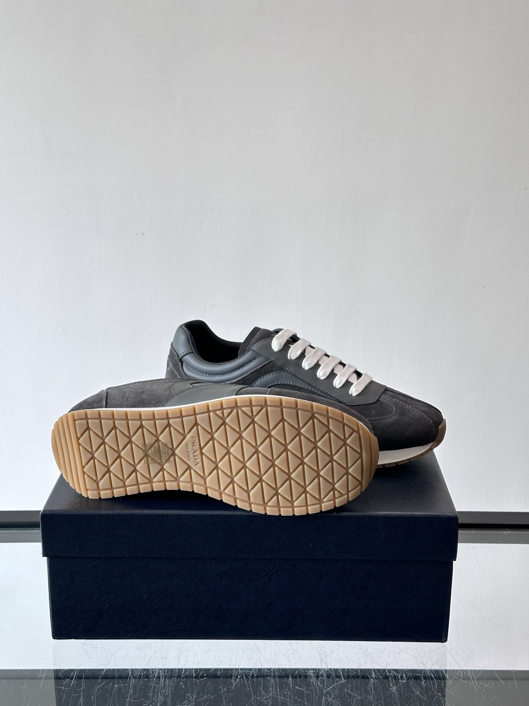 👟Prada这款拼接运动鞋，采用麂皮➕牛革，简约又有质感。侧面Logo超有辨识度✨，厚底橡胶鞋底，穿着舒