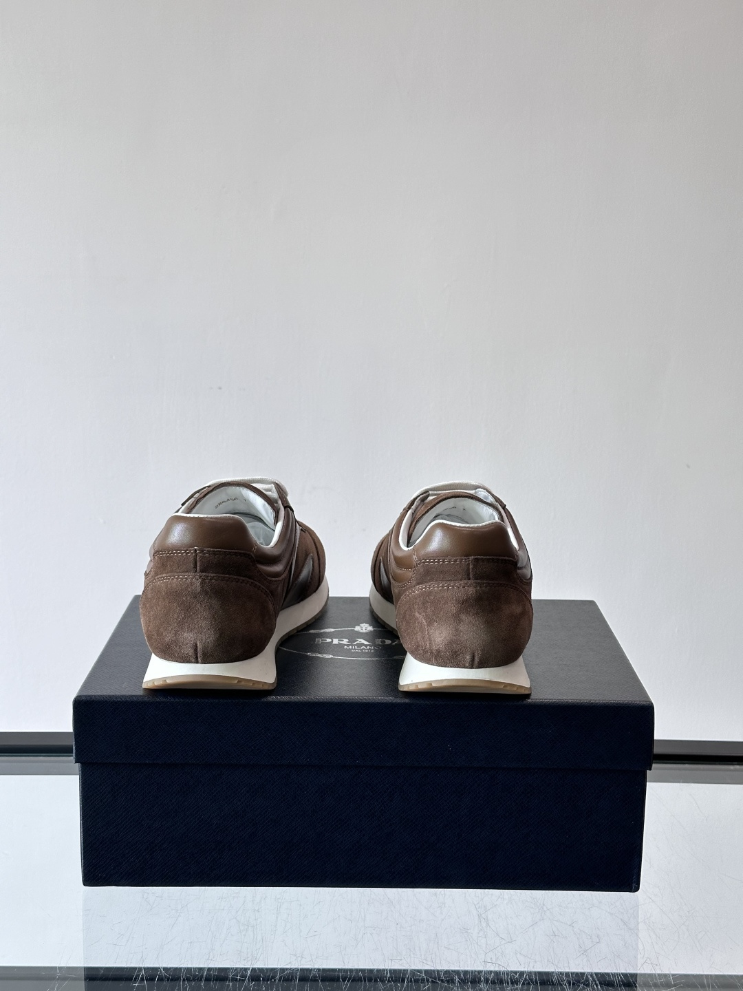 👟Prada这款拼接运动鞋，采用麂皮➕牛革，简约又有质感。侧面Logo超有辨识度✨，厚底橡胶鞋底，穿着舒