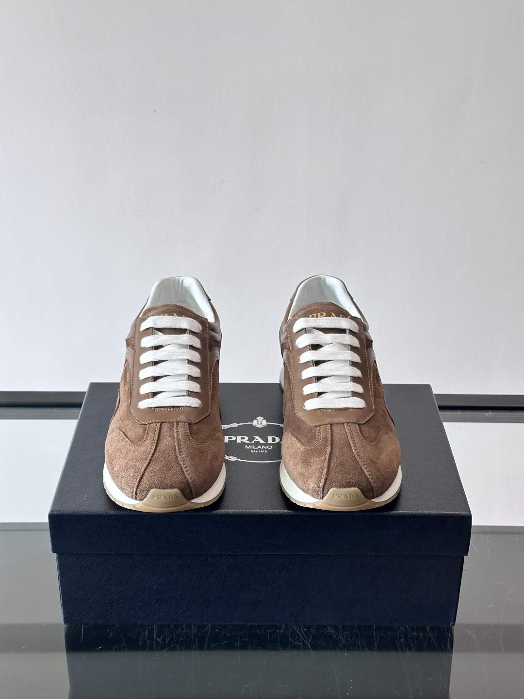 👟Prada这款拼接运动鞋，采用麂皮➕牛革，简约又有质感。侧面Logo超有辨识度✨，厚底橡胶鞋底，穿着舒