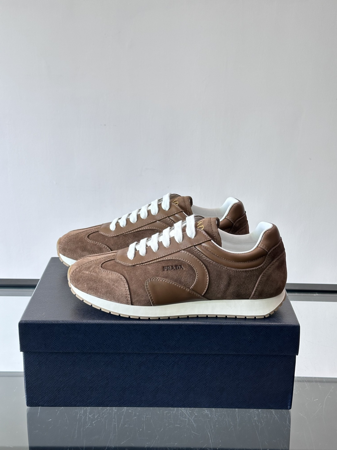 👟Prada这款拼接运动鞋，采用麂皮➕牛革，简约又有质感。侧面Logo超有辨识度✨，厚底橡胶鞋底，穿着舒