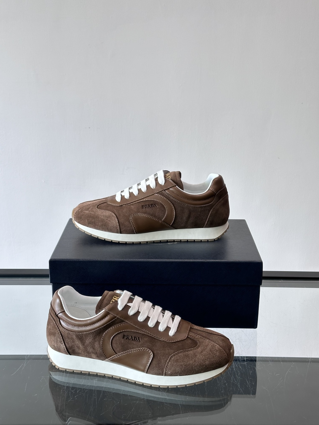 👟Prada这款拼接运动鞋，采用麂皮➕牛革，简约又有质感。侧面Logo超有辨识度✨，厚底橡胶鞋底，穿着舒