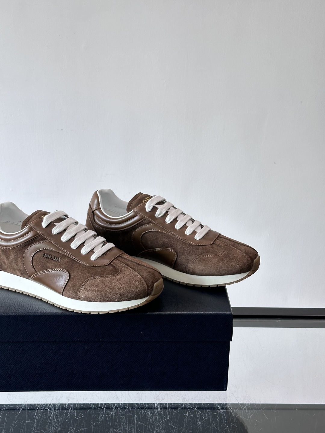 👟Prada这款拼接运动鞋，采用麂皮➕牛革，简约又有质感。侧面Logo超有辨识度✨，厚底橡胶鞋底，穿着舒