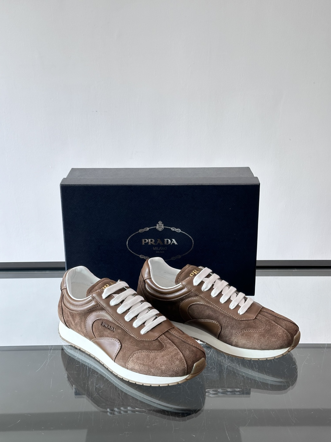 👟Prada这款拼接运动鞋，采用麂皮➕牛革，简约又有质感。侧面Logo超有辨识度✨，厚底橡胶鞋底，穿着舒