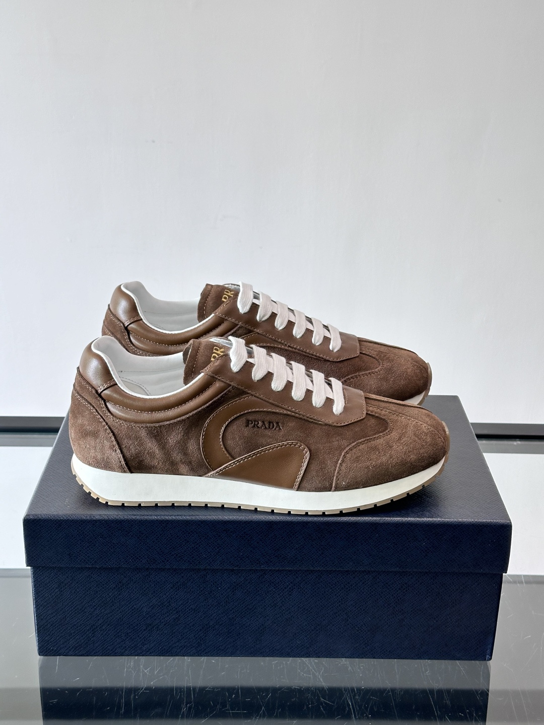 👟Prada这款拼接运动鞋，采用麂皮➕牛革，简约又有质感。侧面Logo超有辨识度✨，厚底橡胶鞋底，穿着舒
