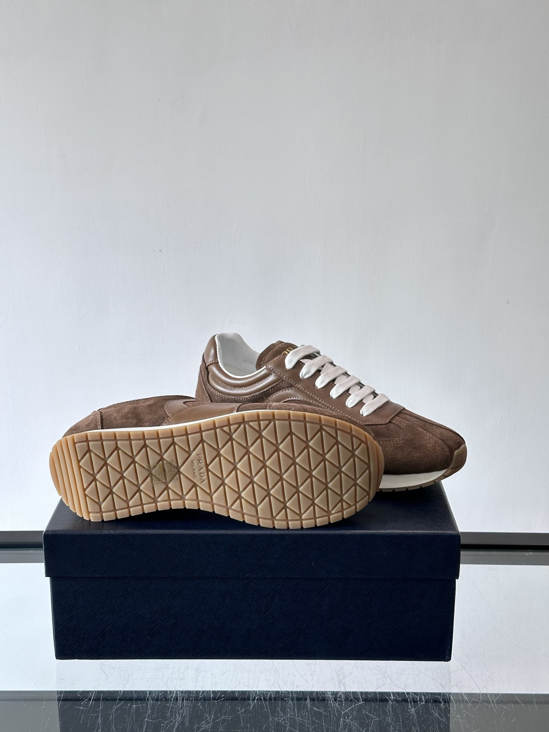 👟Prada这款拼接运动鞋，采用麂皮➕牛革，简约又有质感。侧面Logo超有辨识度✨，厚底橡胶鞋底，穿着舒