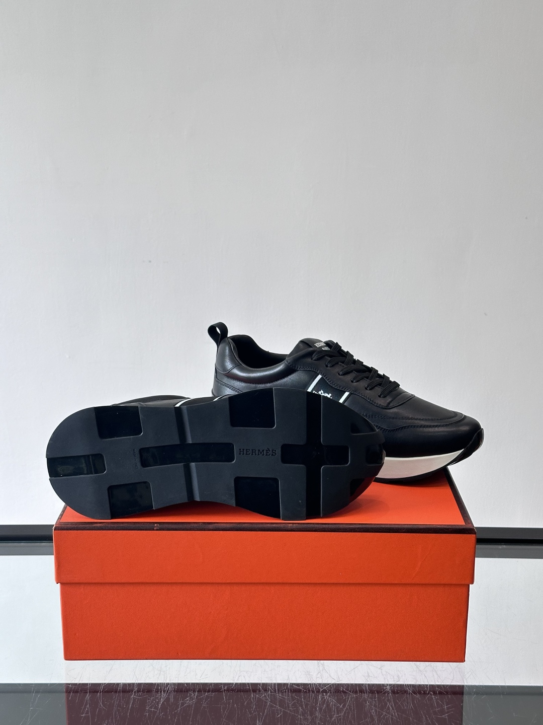 Hermes（爱马仕）的“Mystérieux”系列，鞋身采用优质皮革拼接设计，侧面黑色织带饰有品牌经典