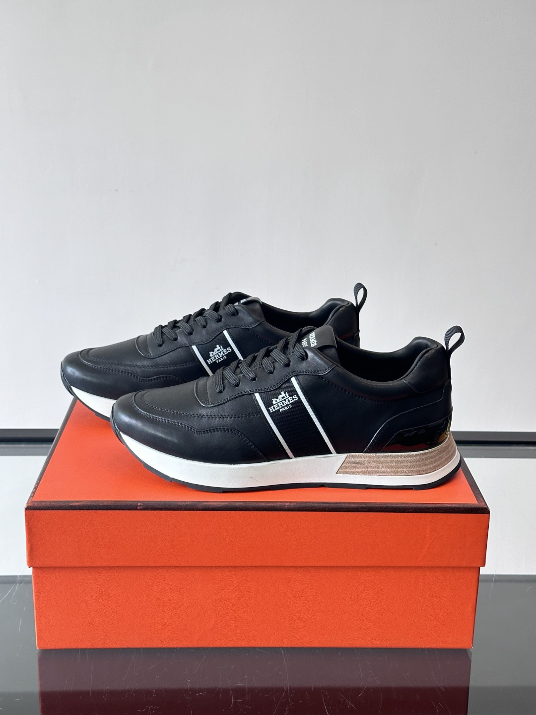 Hermes（爱马仕）的“Mystérieux”系列，鞋身采用优质皮革拼接设计，侧面黑色织带饰有品牌经典