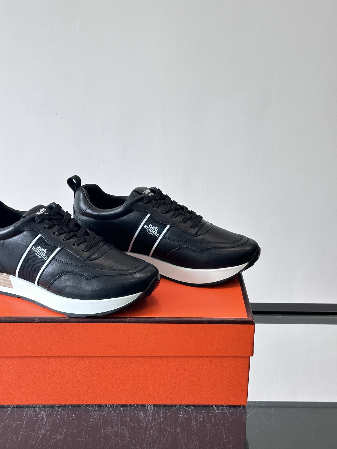 Hermes（爱马仕）的“Mystérieux”系列，鞋身采用优质皮革拼接设计，侧面黑色织带饰有品牌经典