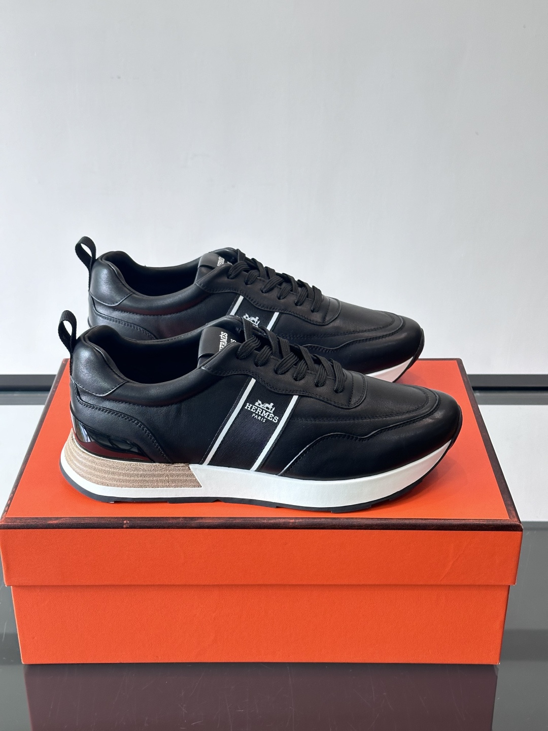 Hermes（爱马仕）的“Mystérieux”系列，鞋身采用优质皮革拼接设计，侧面黑色织带饰有品牌经典