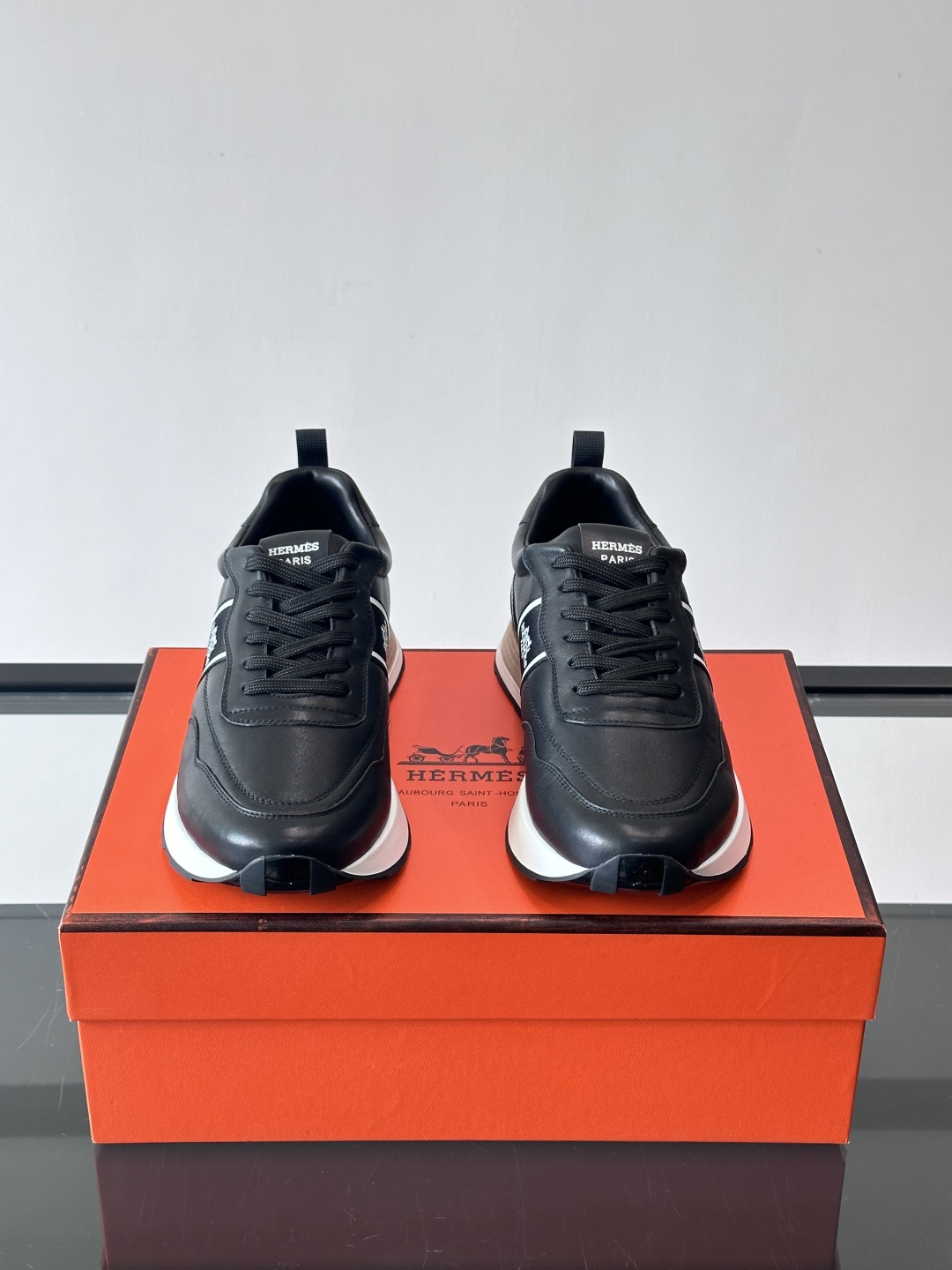 Hermes（爱马仕）的“Mystérieux”系列，鞋身采用优质皮革拼接设计，侧面黑色织带饰有品牌经典
