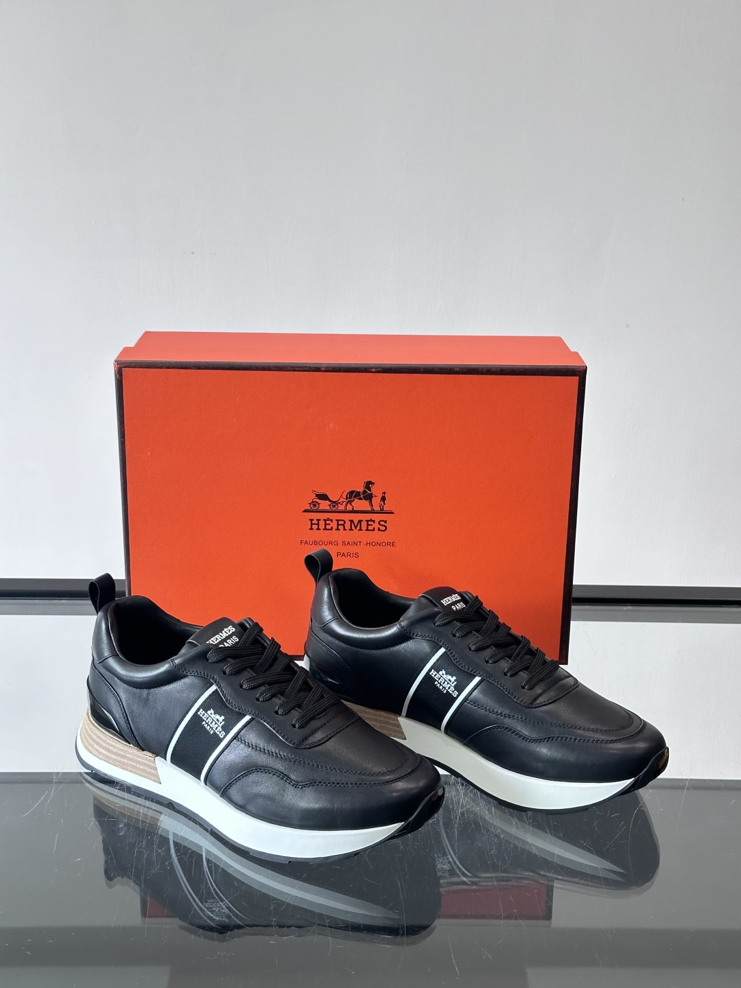 Hermes（爱马仕）的“Mystérieux”系列，鞋身采用优质皮革拼接设计，侧面黑色织带饰有品牌经典