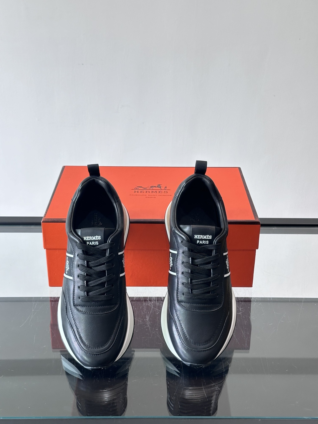 Hermes（爱马仕）的“Mystérieux”系列，鞋身采用优质皮革拼接设计，侧面黑色织带饰有品牌经典