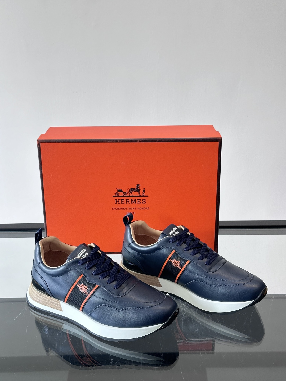 Hermes（爱马仕）的“Mystérieux”系列，鞋身采用优质皮革拼接设计，侧面黑色织带饰有品牌经典