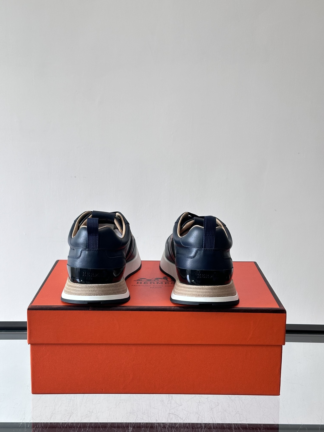 Hermes（爱马仕）的“Mystérieux”系列，鞋身采用优质皮革拼接设计，侧面黑色织带饰有品牌经典