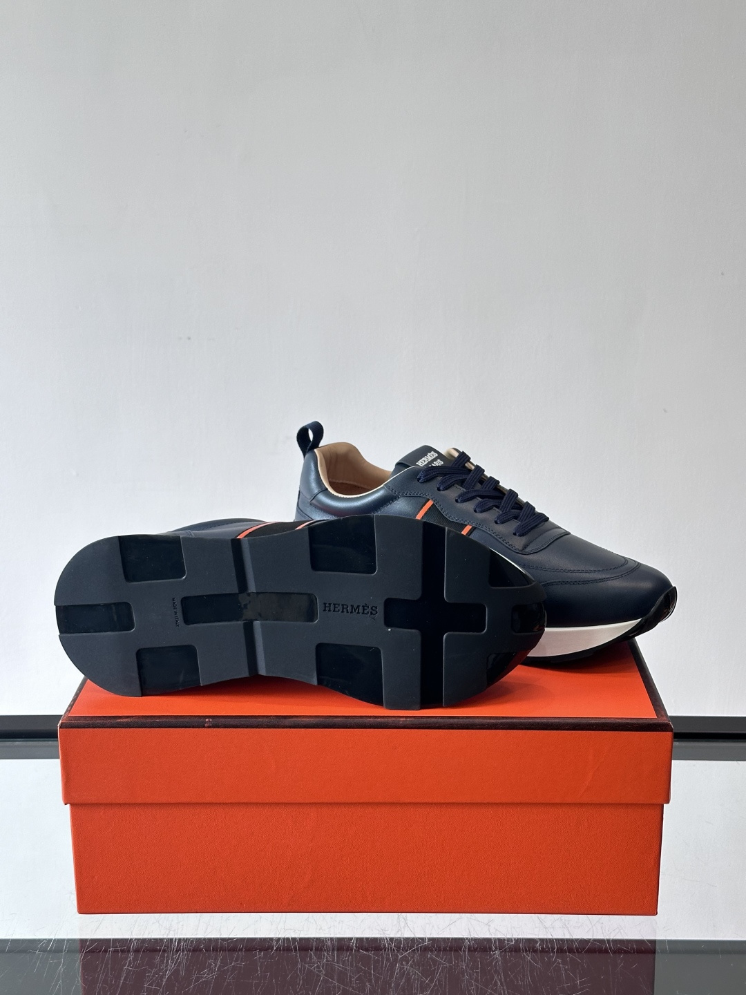 Hermes（爱马仕）的“Mystérieux”系列，鞋身采用优质皮革拼接设计，侧面黑色织带饰有品牌经典