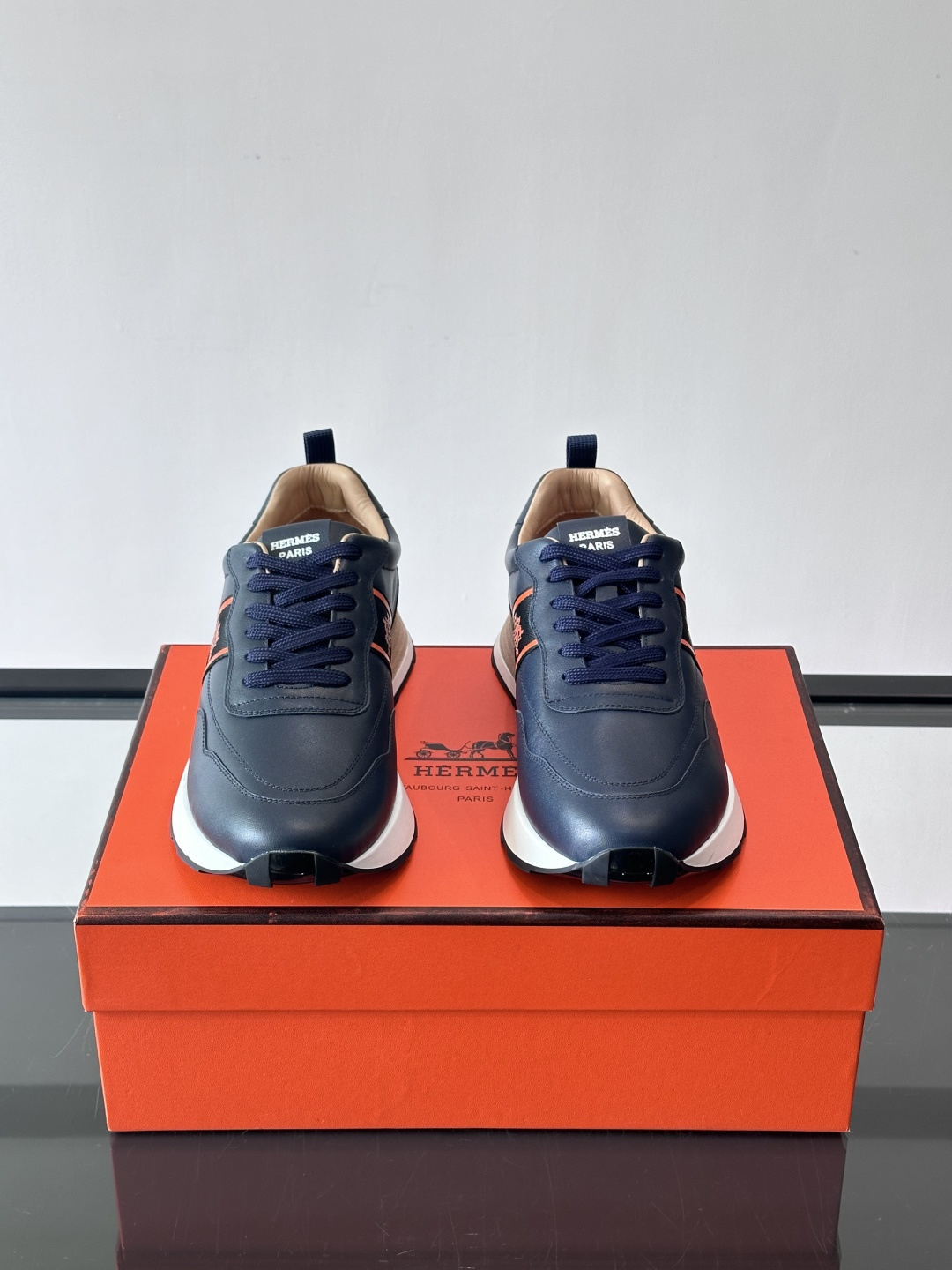 Hermes（爱马仕）的“Mystérieux”系列，鞋身采用优质皮革拼接设计，侧面黑色织带饰有品牌经典