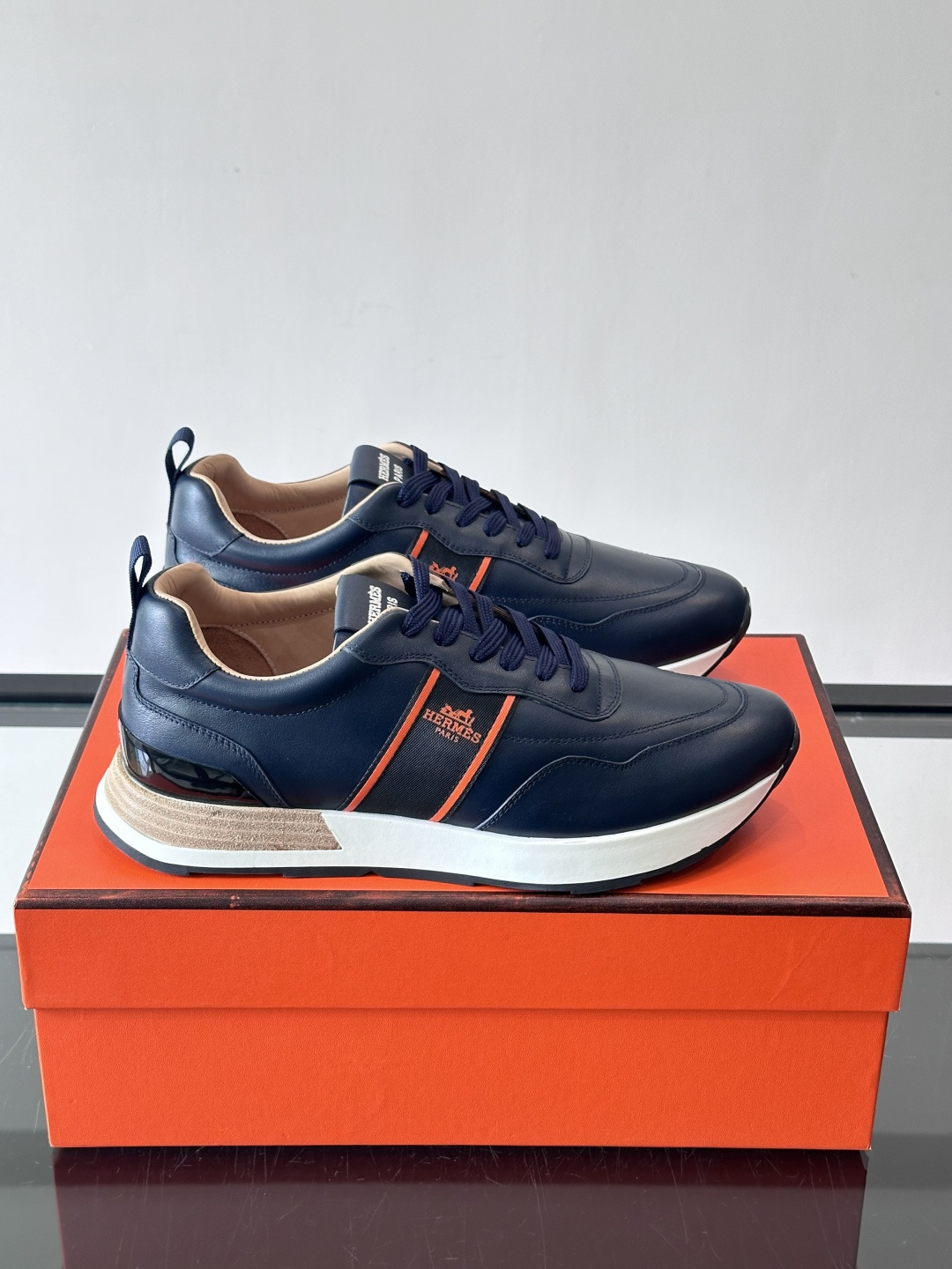 Hermes（爱马仕）的“Mystérieux”系列，鞋身采用优质皮革拼接设计，侧面黑色织带饰有品牌经典