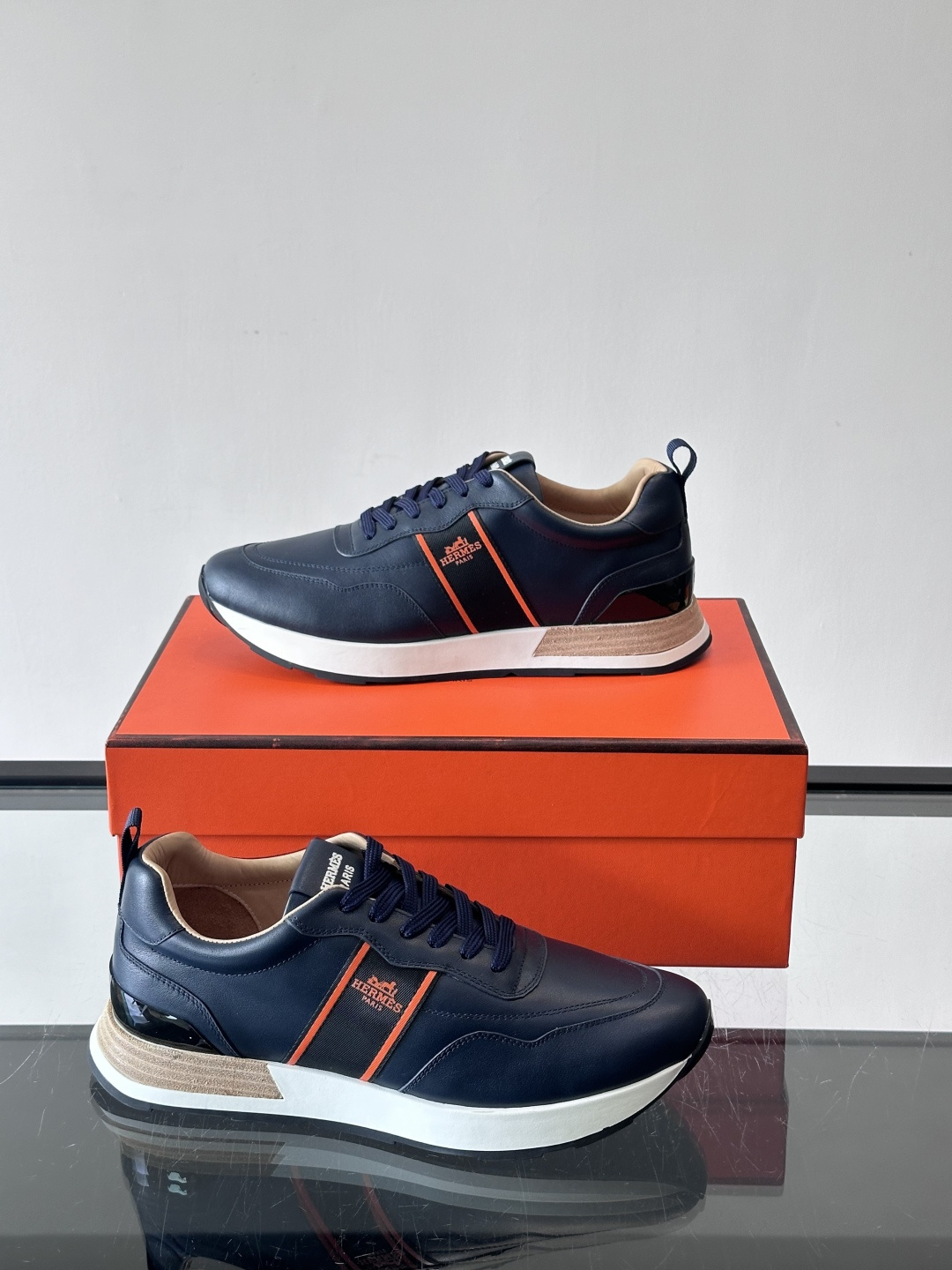 Hermes（爱马仕）的“Mystérieux”系列，鞋身采用优质皮革拼接设计，侧面黑色织带饰有品牌经典