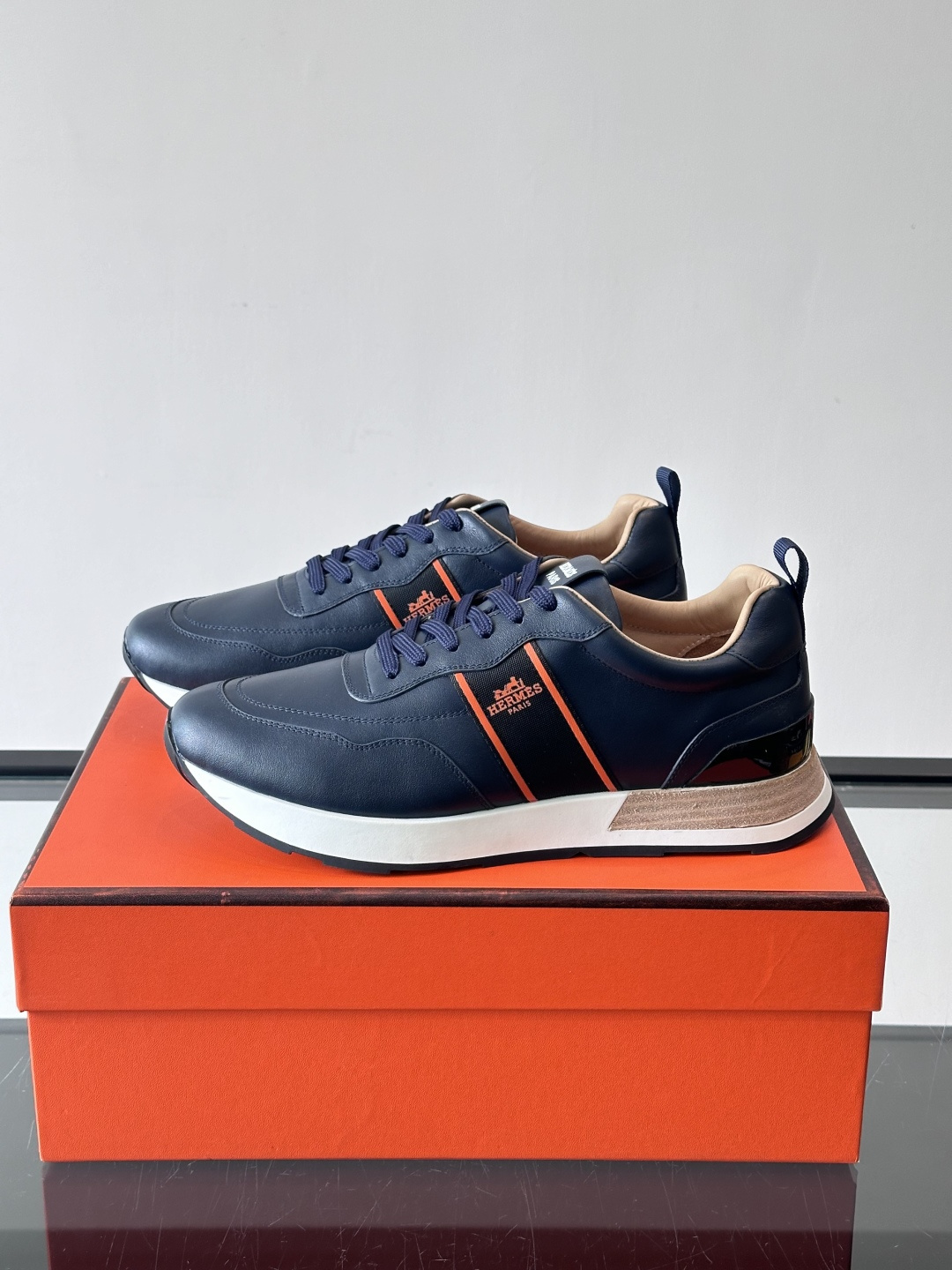Hermes（爱马仕）的“Mystérieux”系列，鞋身采用优质皮革拼接设计，侧面黑色织带饰有品牌经典