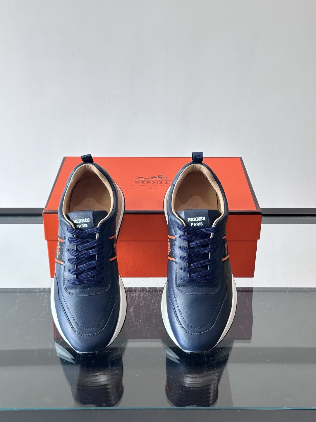 Hermes（爱马仕）的“Mystérieux”系列，鞋身采用优质皮革拼接设计，侧面黑色织带饰有品牌经典