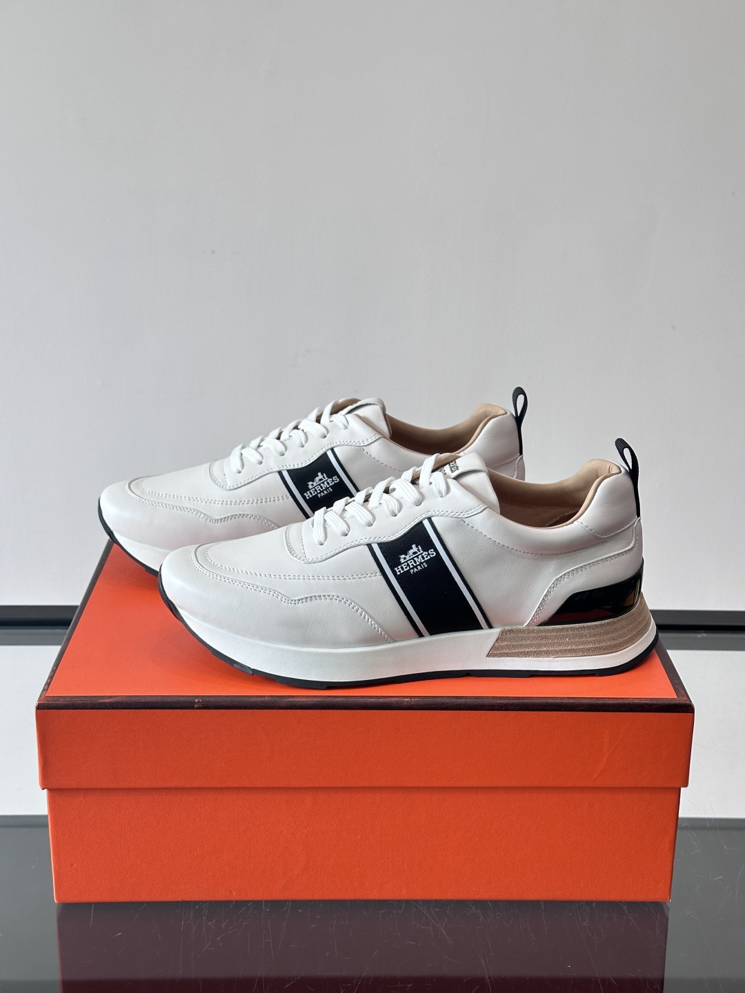 Hermes（爱马仕）的“Mystérieux”系列，鞋身采用优质皮革拼接设计，侧面黑色织带饰有品牌经典