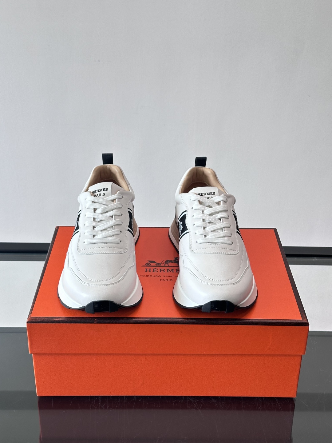 Hermes（爱马仕）的“Mystérieux”系列，鞋身采用优质皮革拼接设计，侧面黑色织带饰有品牌经典