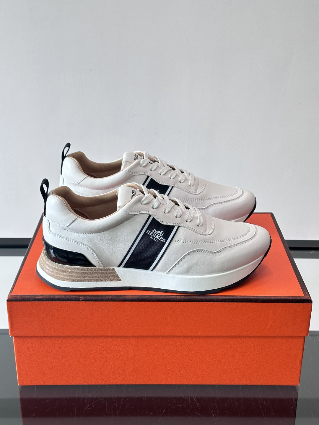 Hermes（爱马仕）的“Mystérieux”系列，鞋身采用优质皮革拼接设计，侧面黑色织带饰有品牌经典