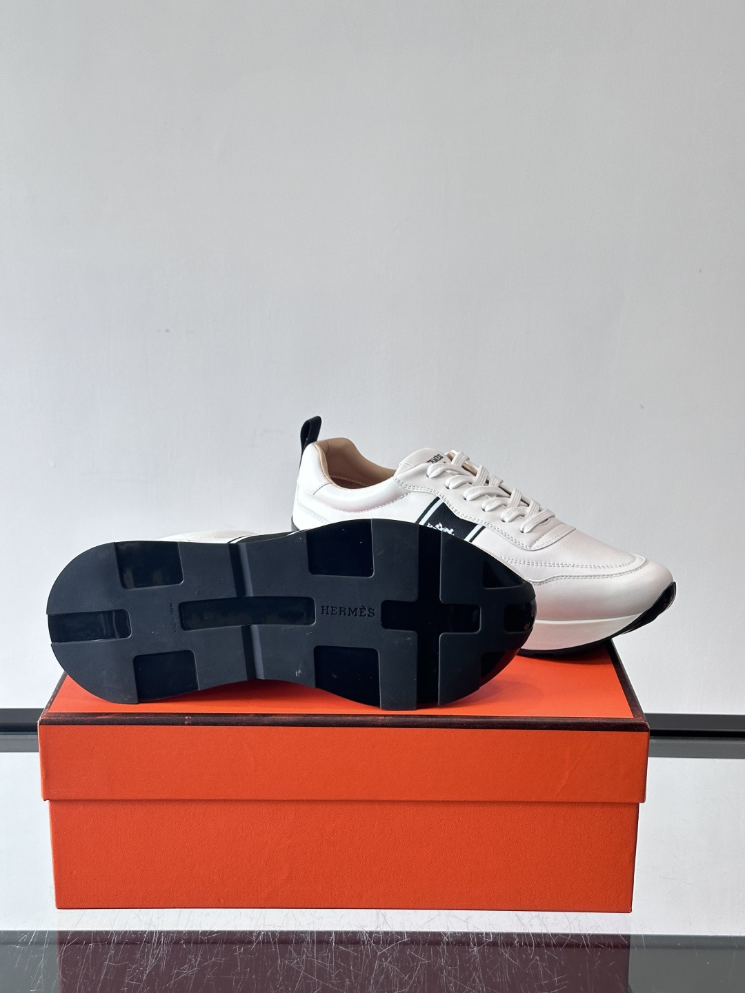 Hermes（爱马仕）的“Mystérieux”系列，鞋身采用优质皮革拼接设计，侧面黑色织带饰有品牌经典