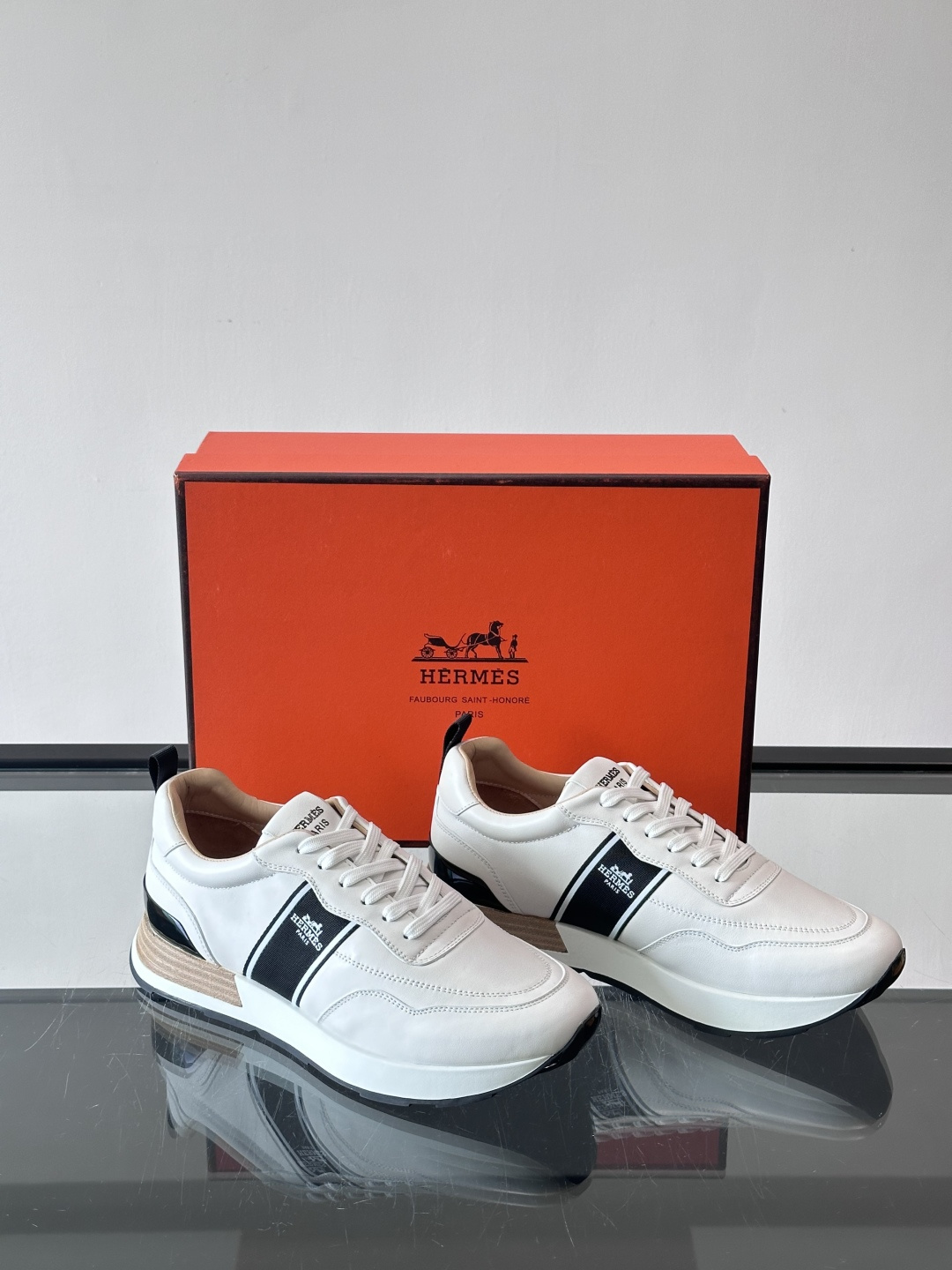 Hermes（爱马仕）的“Mystérieux”系列，鞋身采用优质皮革拼接设计，侧面黑色织带饰有品牌经典