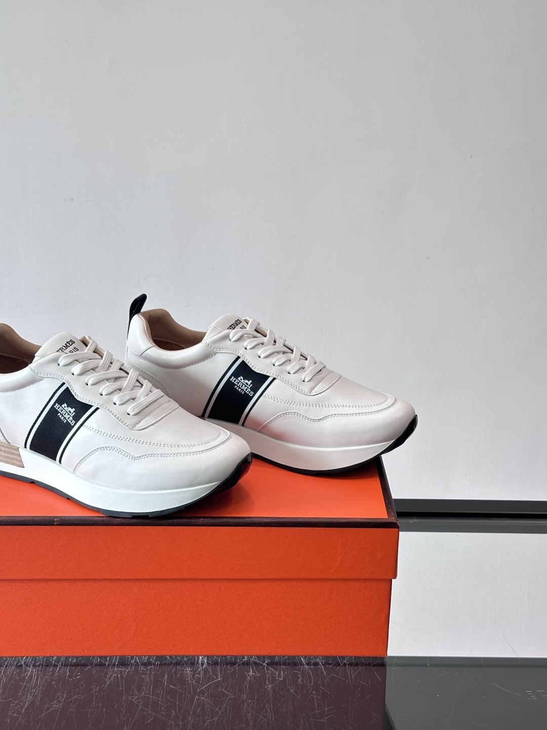 Hermes（爱马仕）的“Mystérieux”系列，鞋身采用优质皮革拼接设计，侧面黑色织带饰有品牌经典