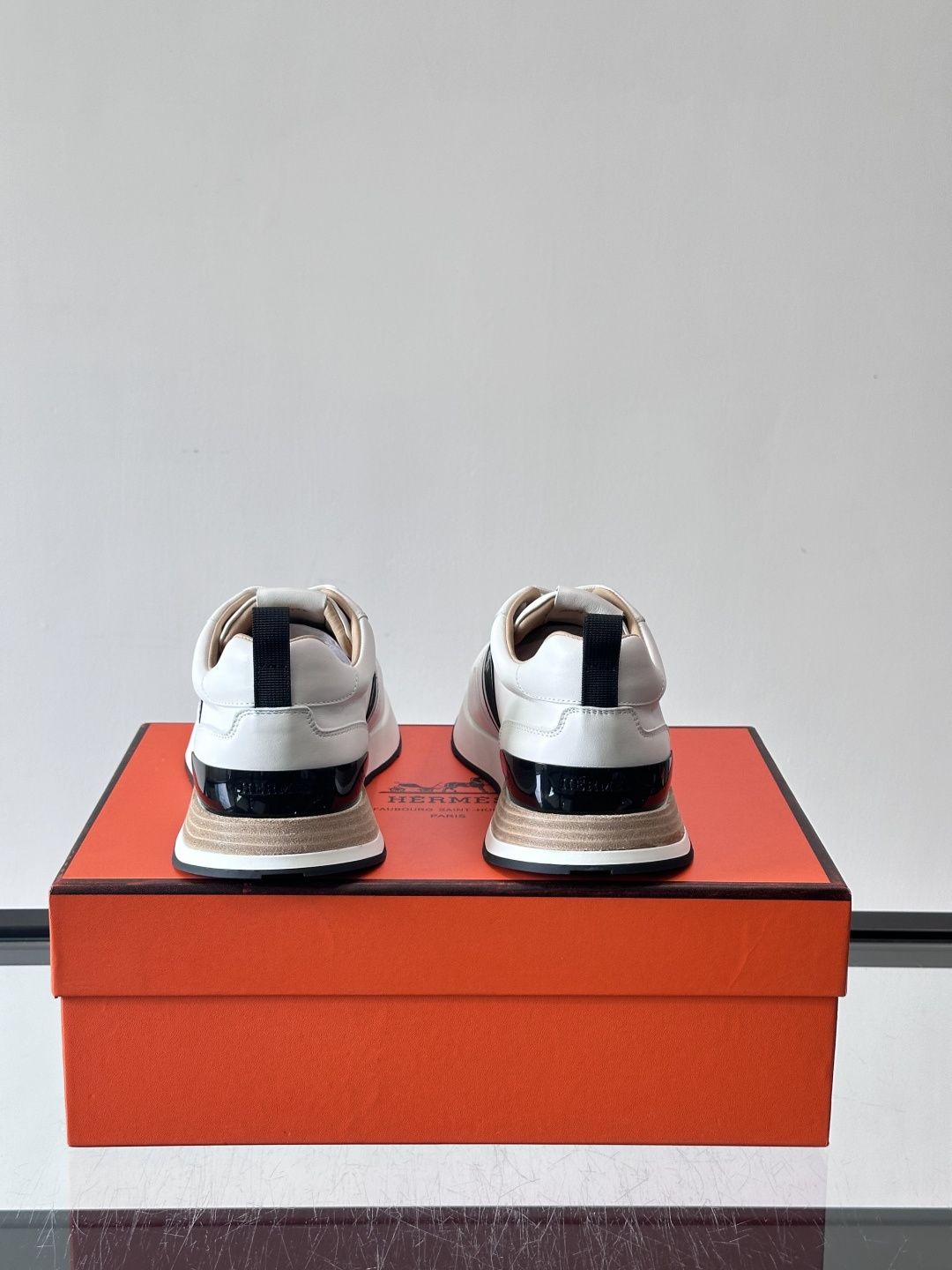 Hermes（爱马仕）的“Mystérieux”系列，鞋身采用优质皮革拼接设计，侧面黑色织带饰有品牌经典