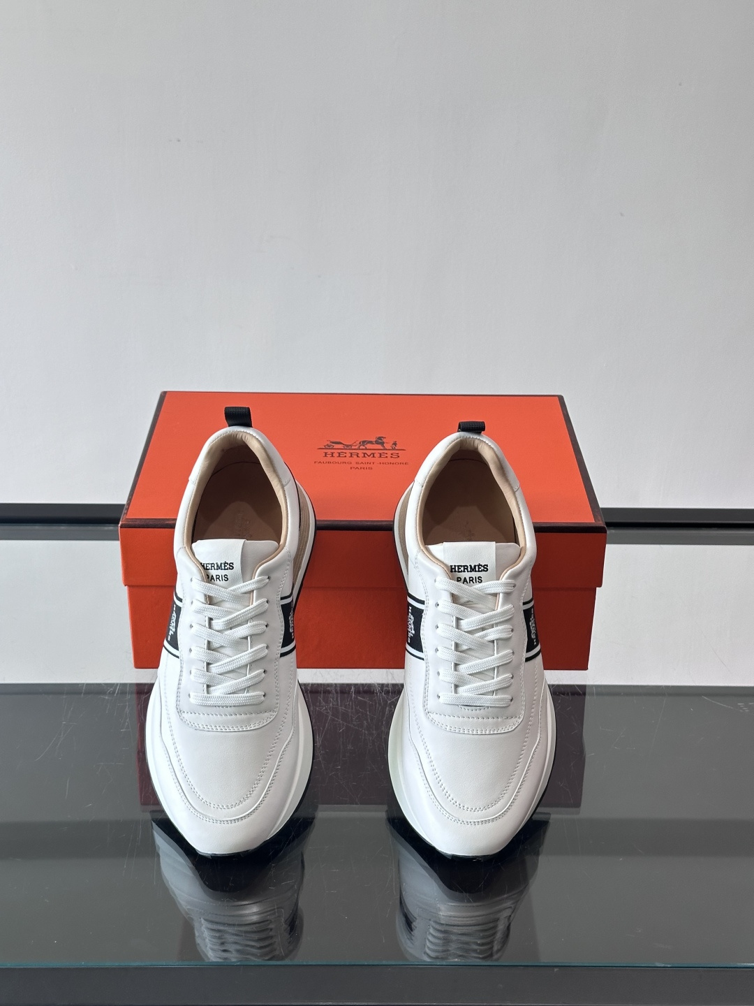 Hermes（爱马仕）的“Mystérieux”系列，鞋身采用优质皮革拼接设计，侧面黑色织带饰有品牌经典