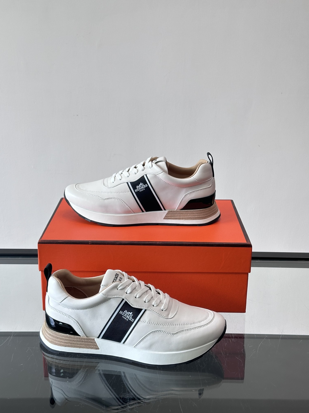 Hermes（爱马仕）的“Mystérieux”系列，鞋身采用优质皮革拼接设计，侧面黑色织带饰有品牌经典