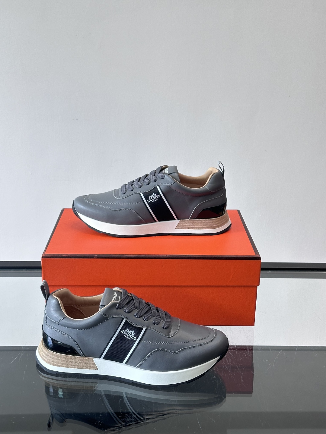 Hermes（爱马仕）的“Mystérieux”系列，鞋身采用优质皮革拼接设计，侧面黑色织带饰有品牌经典